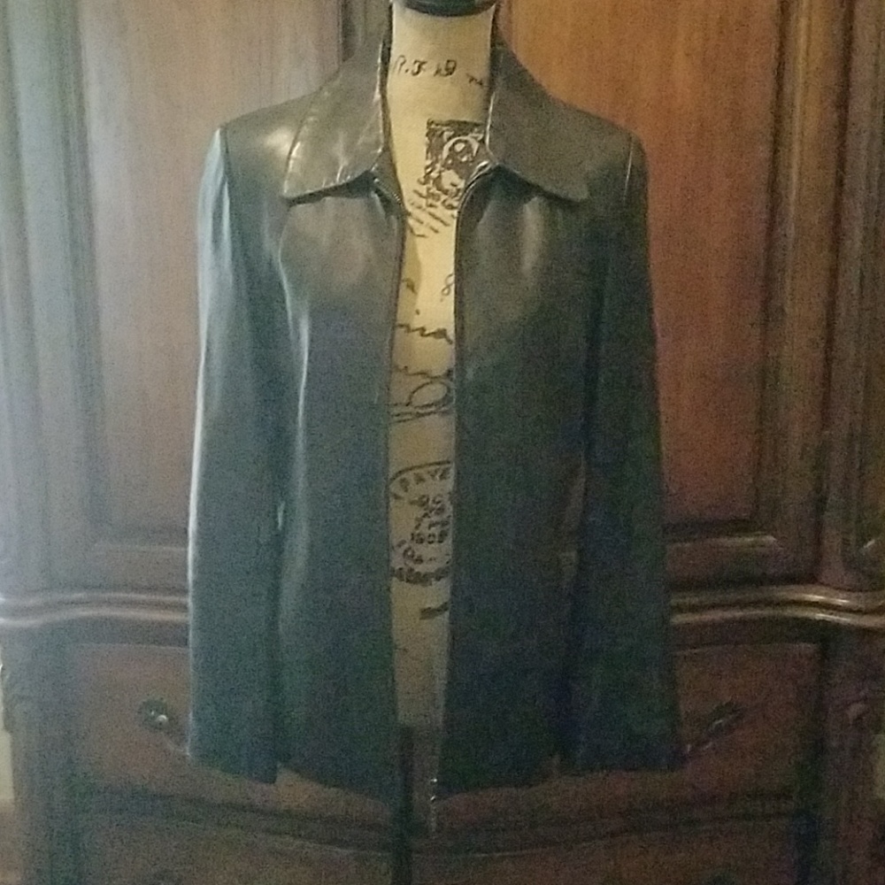 Beautiful form fitting leather jacket.